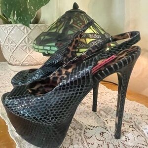 Betsey Johnson Boommm snake skin heels Sz 7m GUC